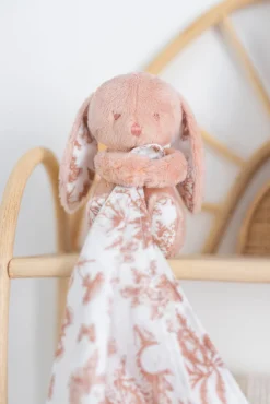 Augustin le Lapin Doudou imprimé inspiration Toile de Jouy rose