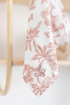 Augustin le Lapin Doudou imprimé inspiration Toile de Jouy rose