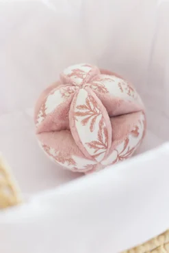 Balle sensorielle Imprimé inspiration Toile de Jouy rose