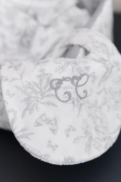 Bavoir Imprimé inspiration toile de jouy gris T1