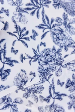 Bavoir à manches toile enduite Imprimé inspiration Toile de Jouy bleu