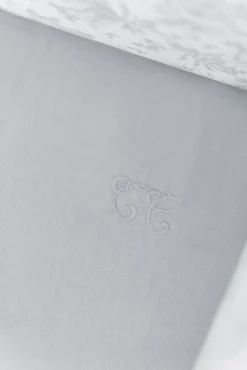 Drap housse Imprimé inspiration toile de jouy gris