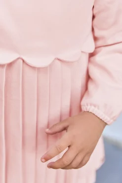 Robe Rose pâle plis religieux